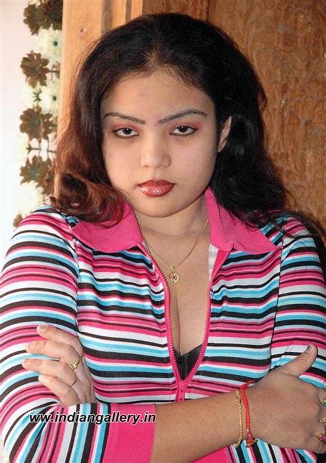 Navya Chennai Mallu Hot Girl Showing Hot Cleavage Photo Gallery Celebrity Gallery