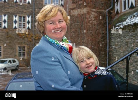 Philippa Prinzessin Zu Salm Salm Mit Tochter Auf Schloss Wallhausen
