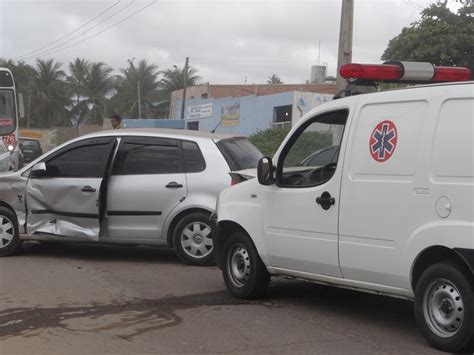 G1 Acidente Entre Veículo De Passeio E Ambulância Deixa 3 Feridos Em