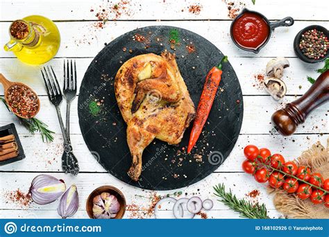 Codorniz Al Horno Pollo Con Pimienta Picante En Un Plato Negro De