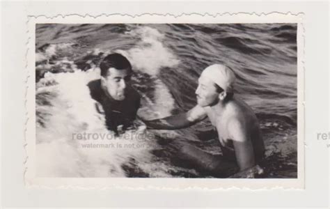 ZWEI LIEBEVOLLE HÜBSCHE junge Männer hemdlose Meer Badehosen Strand Gay Int EUR 14 72 PicClick DE