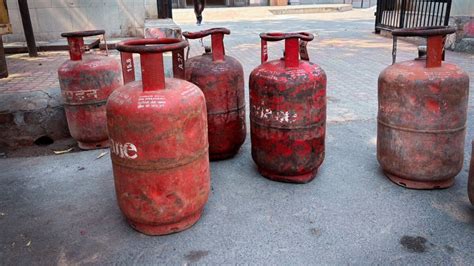 Lpg Cyllinder Price 1अप्रैल को मिली खुशखबरी 32 रुपये तक कम हुई एलपीजी