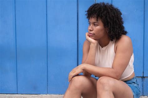 Mujer Latina Sentado En La Calle Foto Premium