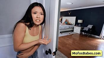 La jeune femme asiatique brune Lulu Chu réconforte son amie blonde aux gros seins Madison