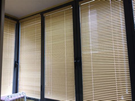 Установка жалюзи под дерево