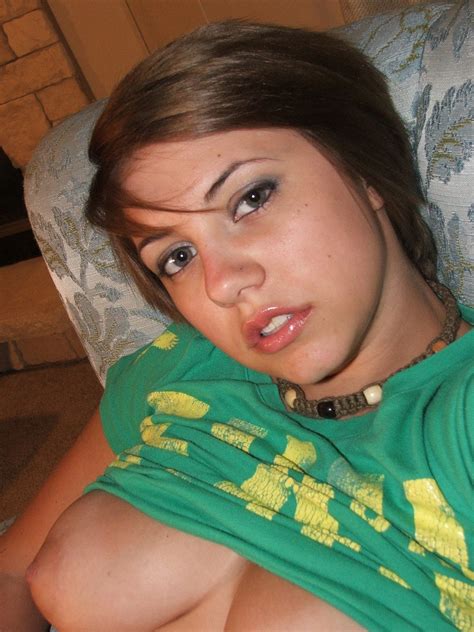 Amateur Babe Dee Unveils Her Big Natural Breasts And Poses In A Solo CoedCherry