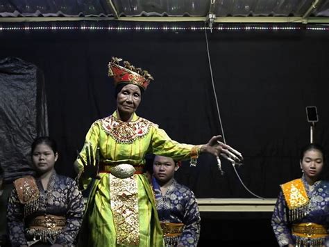 mak normah maestro kepulauan riau  gigih mewariskan kesenian mak yong