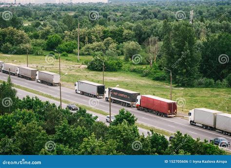 Fila Dos Caminh Es Que Passam Os Caminh Es Da Fronteira Internacional