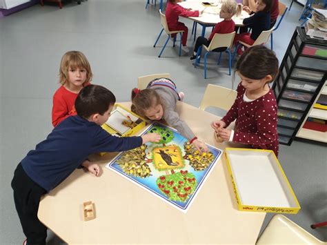 Des Jeux Tout En Couleur Ecole St Joseph La Chaize Le Vicomte