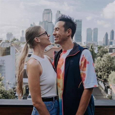 potret kemesraan vj daniel  istri bule  jarang tersorot foto