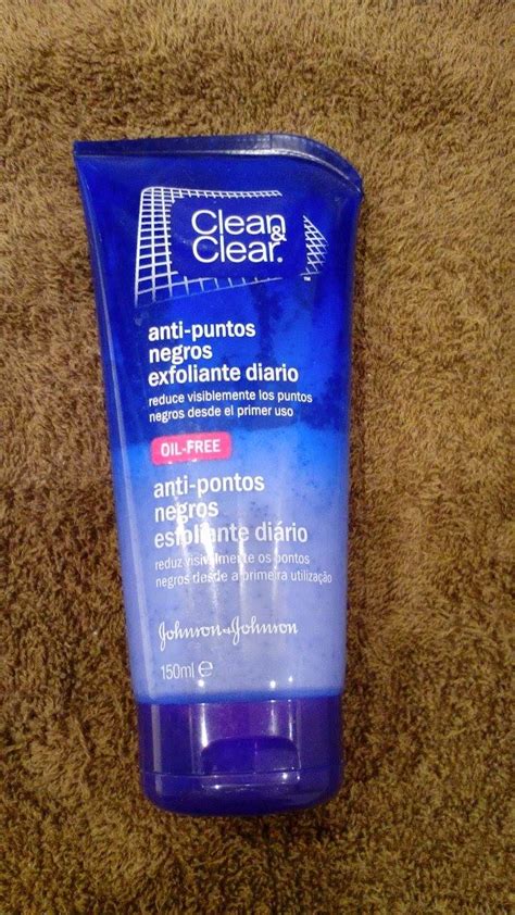 Gafitas: Clean & Clear Exfoliante diario.