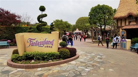 fantasyland disney princess castle bibbidi bobbidi boutique fairy