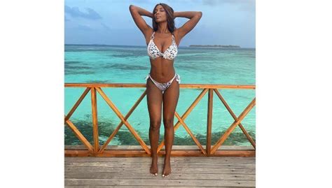 Ainett Stephens Vola Alle Maldive Il Mini Bikini Fa Impazzire