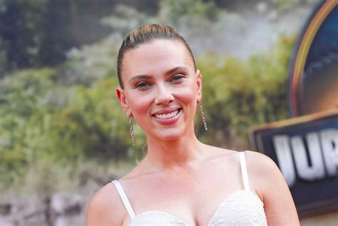 Scarlett Johansson Looks So Different As A Curly Brunette