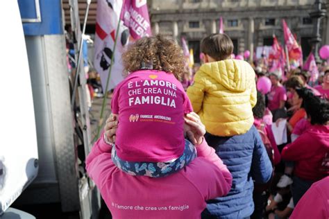 Figli Di Coppie Gay L Ue Condanna Il Governo La Decisione Dell Italia Porter A