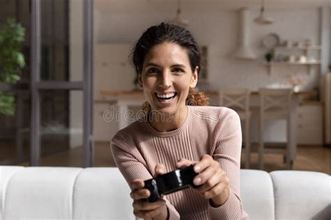 Alegre Joven Latina Mujer Jugando Juego En El Interior En La Consola De La Estación Foto de