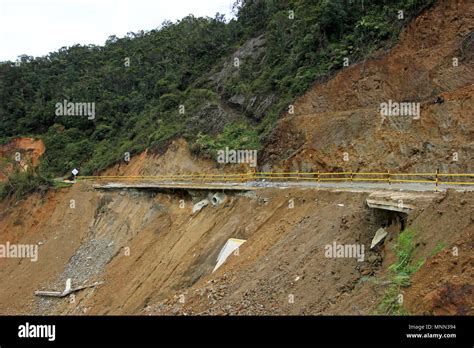 Destruido Carreteras Dañadas Deslizamientos De Poderosas Inundaciones