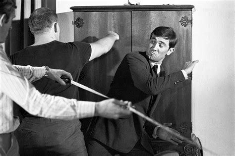 JB066 : George Lazenby - Iconic Images