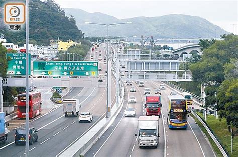 屯門私家車撼欄碎片擊中1車 司機涉酒駕被捕 Oncc 東網 Line Today