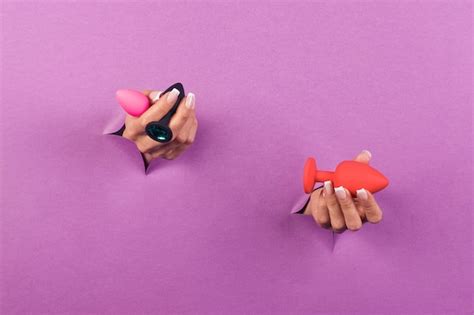 Os Brinquedos Sexuais Anal Em Um Fundo Rosa Nas M Os De Uma Mulher Foto Premium