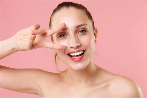 Cerrar Rubia Mujer Semidesnuda Piel Perfecta De Los Años Nude Maquillaje Ojos Azules Aislados