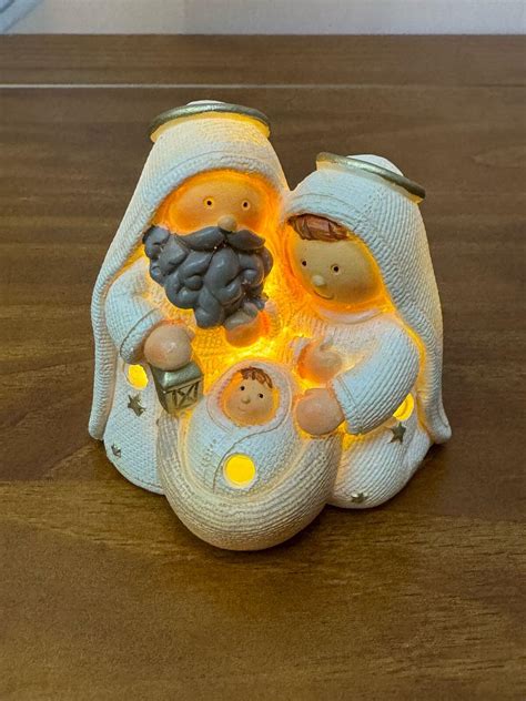 Comprar Mini sagrada família nude Resina Led a partir de R 65 71 Mimos da Mocinha Mesa Posta