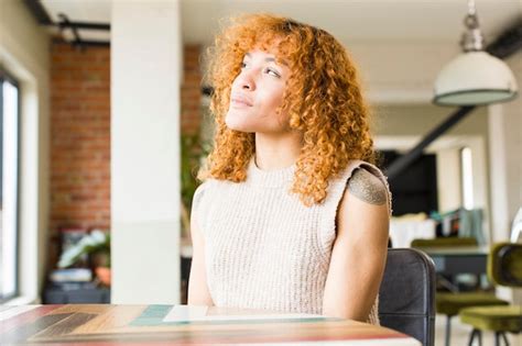 Mujer Bonita Latina De Cabello Rojo Joven En Un Nuevo Hogar Genial Foto Premium