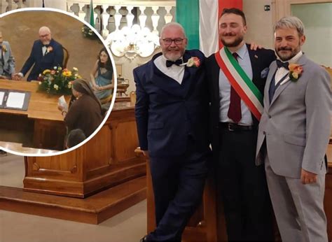 Bibbia Love Is Love E La Suora Benedice L Unione Gay La Nuova Bussola Quotidiana