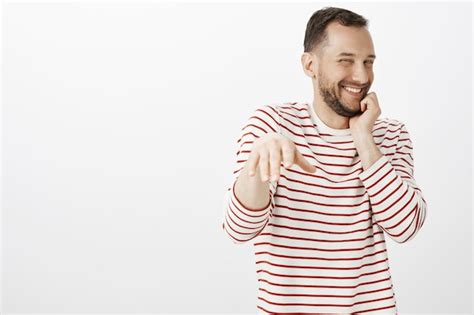Retrato De Un Lindo Novio Gay Impaciente Complacido Con Camisa A Rayas Ruboriz Ndose Mientras