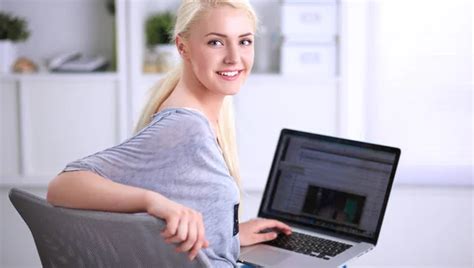 Mulher bonita usando computador Stock Photos, Royalty Free Mulher ...