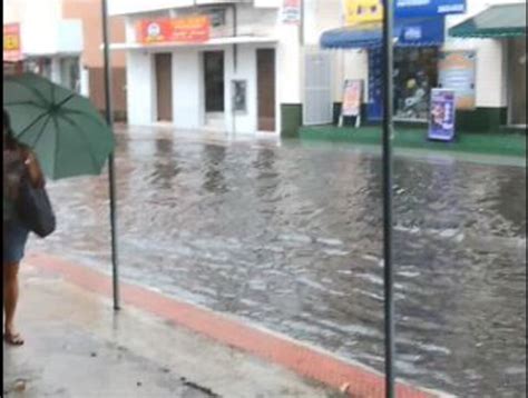 Vídeo Ruas de Vila Velha ficam alagadas após chuva forte Espírito