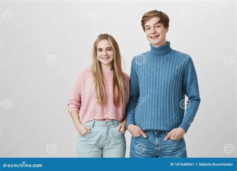 Schöne Junge Paare Zuhause Hände in Den Taschen Halten Aufwerfen Nette Blonde Frau Mit Den