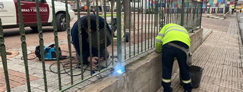 La Concejal A De Obras Y Servicios Repara El Muro Y Vallado De La Plaza