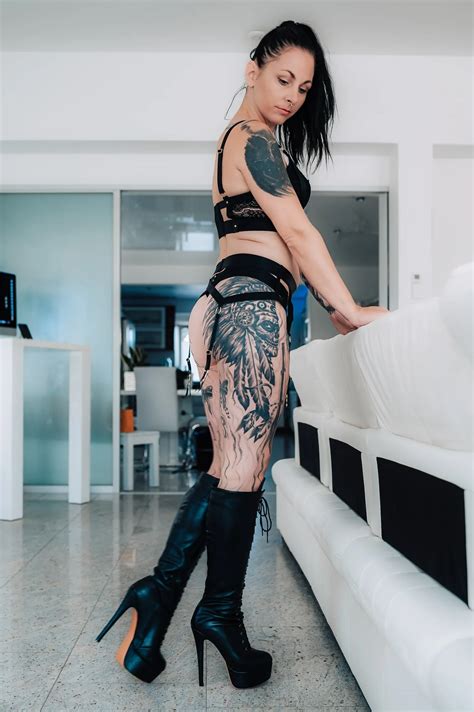 LEATHER AND BOOTS 9 Nude Pics XHamster