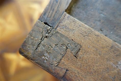 Commode Louis XVI en bois de rose estampille de Vassou XVIIIe siècle