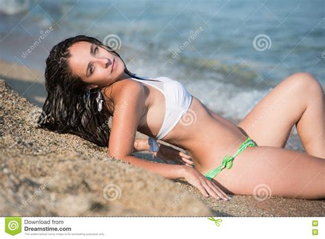 Jolie Fille Avec Le Long Bikini D Usage De Cheveux Se Situant En Mer