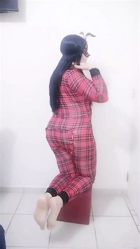 Wielki tyłek meksykańska latina zdejmuje ubrania i wkłada wtyczkę w odbyt xHamster