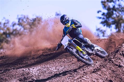 Сравнение семи кроссовых мотоциклов 450 кубов 2023 года