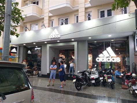 chuoi cua hang adidas quang cao thien ung