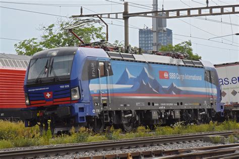 Siemens Vectron 193 529 5 durchfährt den Bahnhof Pratteln Bahnbilder de