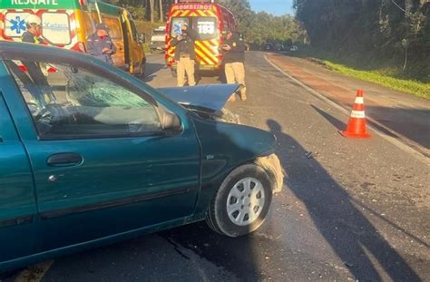 Duas pessoas são socorridas após acidente entre carro e caminhão na BR