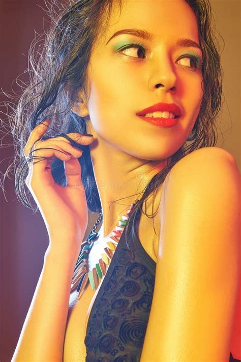 Fille Dans Le Bikini Sur La Jungle D île Photo stock Image du dame blonde