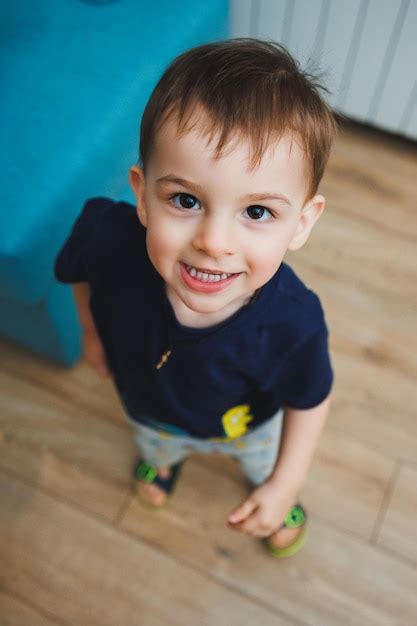 Motions Sur Le Visage D Un Petit Gar On De Deux Ans Un Enfant Motif