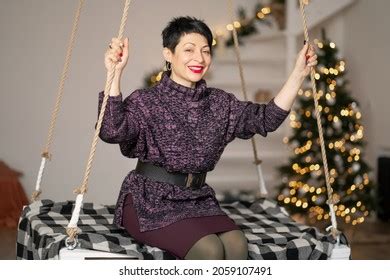 4 962 Older Brunette Woman Images Stock Photos Vectors Shutterstock