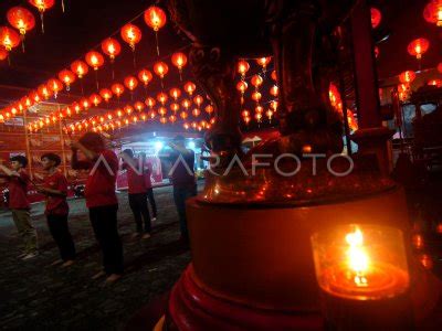 SEMBAHYANG DAN PENYALAAN LILIN MALAM IMLEK ANTARA Foto