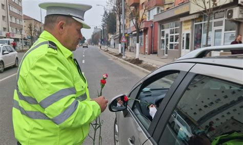 VIDEO Polițiștii locali din Alba Iulia au împărțit garoafe doamnelor