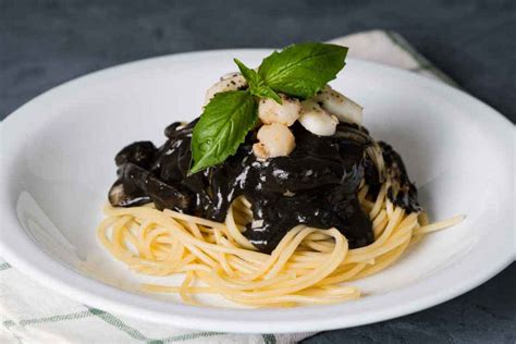 Spaghetti al nero di seppia: ricetta facile da fare | Buttalapasta