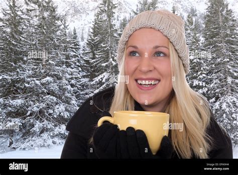 Eine Junge Blonde Frau Hi Res Stock Photography And Images Alamy