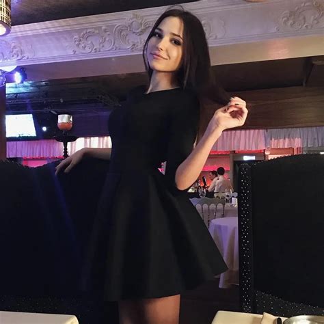 Cute Brunette Scrolller