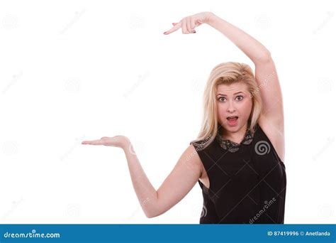 Femme Blonde Se Dirigeant Avec Des Mains Au Copyspace Photo Stock Image Du Pointage Isolement